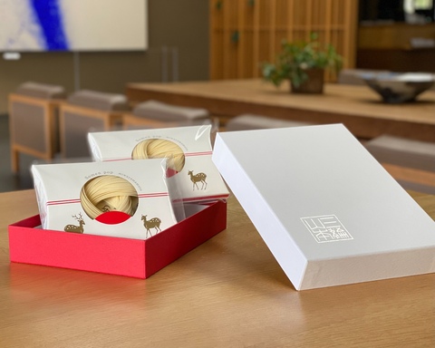 まるく結んだ手延べそうめんとつゆのセット｜三輪山本のショップ